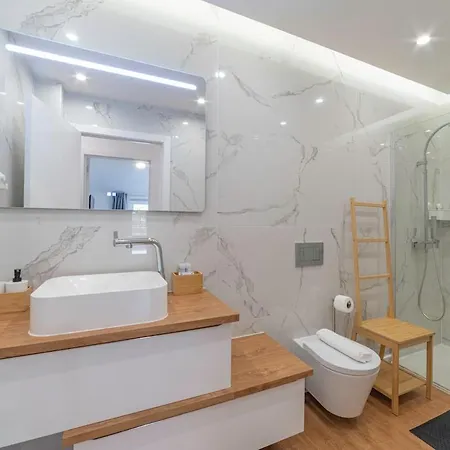 Villa Campolide - Stylish 4br With Jacuzzi