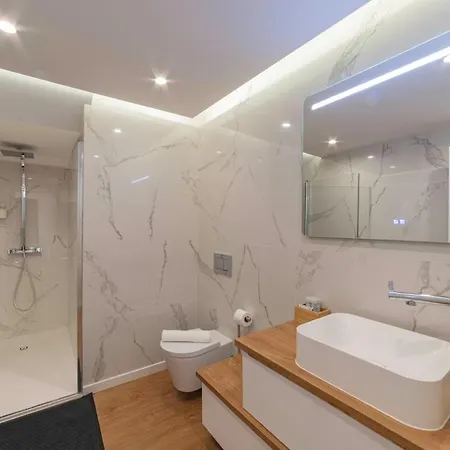 Campolide - Stylish 4br With Jacuzzi Villa