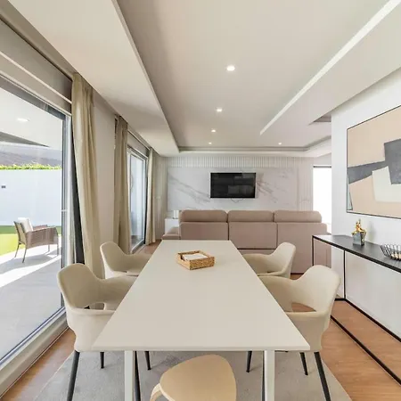 Villa Campolide - Stylish 4br With Jacuzzi