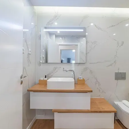 Villa Campolide - Stylish 4br With Jacuzzi *